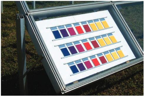 油墨試樣安裝在位于佛羅里達(dá)和亞利桑那曝曬場的ASTM G24帶玻璃框的曝曬架上。
