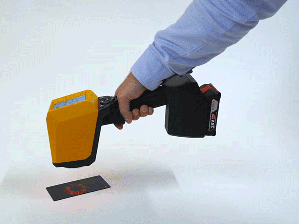 手持非接觸式膜厚分析儀輕松實時測量生產(chǎn)線上噴涂件膜厚，允許傾斜多角度測量