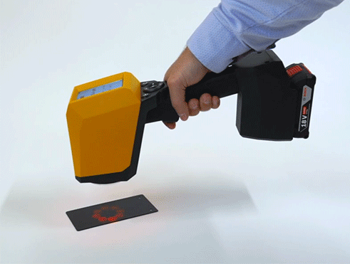 手持非接觸式膜厚分析儀輕松實時測量生產(chǎn)線上噴涂件膜厚，允許傾斜多角度測量