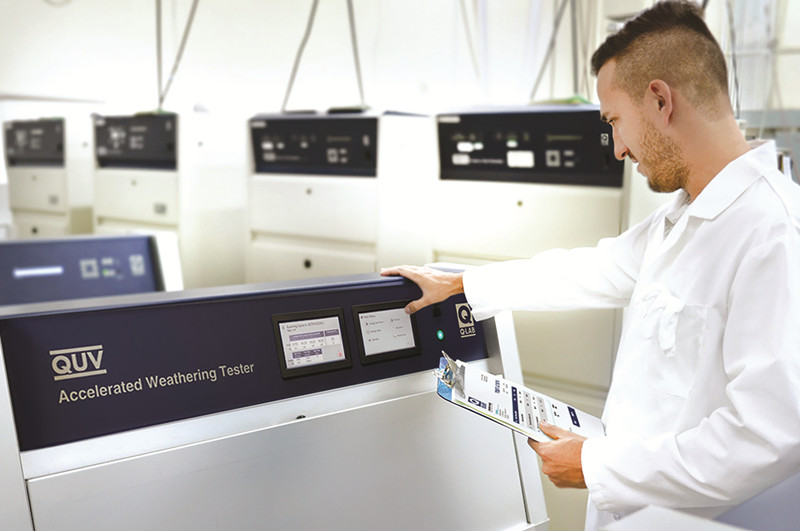 在實(shí)驗(yàn)室適用QUV紫外光加速老化試驗(yàn)機(jī)對(duì)塑料產(chǎn)品進(jìn)行老化測(cè)試