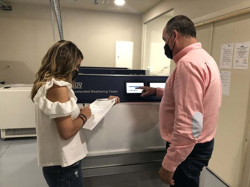 防腐涂料涂層樹脂油漆紫外光加速耐候機(jī)現(xiàn)場(chǎng)使用圖1